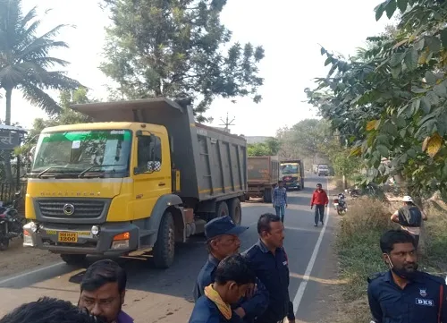 कोल्हापूर : कणेरी येथे शाळकरी मुलीला डंपरने उडवले