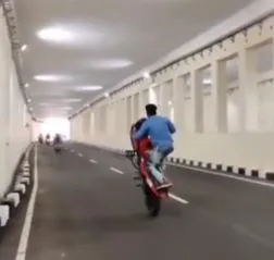 सातारा : ग्रेड सेपरेटर येथे स्टंट करणाऱ्या युवकावर गुन्हा दाखल