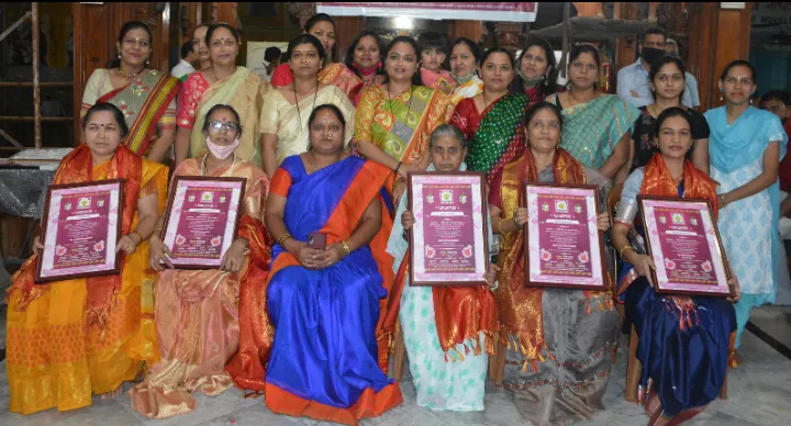 सावित्रीबाई फुले, इंदिरा गांधी यांच्यामुळे स्त्रियांना समाजात वेगळे स्थान