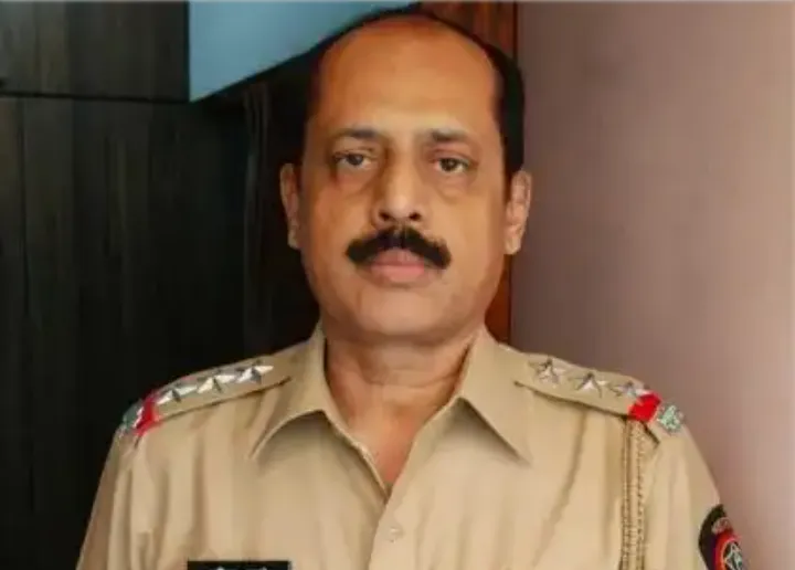 सचिन वाझे यांची गुन्हे शाखेतून नागरी सुविधा केंद्रात बदली