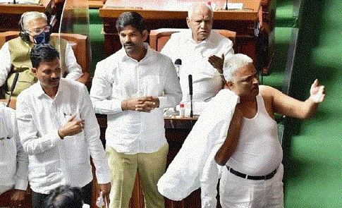 आमदाराने सभागृहात शर्ट काढल्याने सात दिवस निलंबित