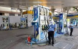 बेंगळूर: २४ दिवसानंतर इंधन दरात काहीअंशी घट