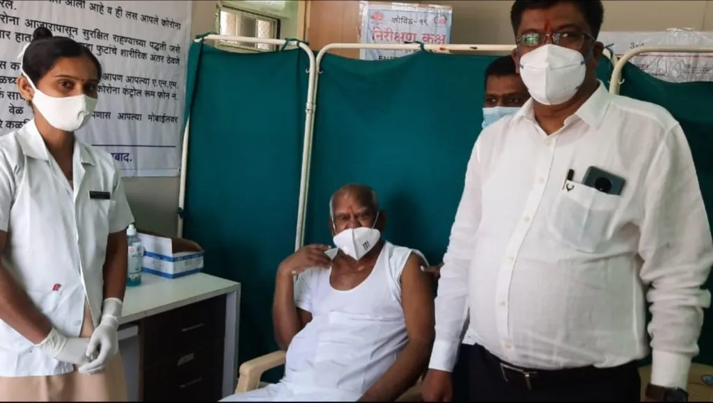 उस्मानाबाद : माजी मंत्री मधुकरराव चव्हाण यांनी घेतली कोरोनाची लस