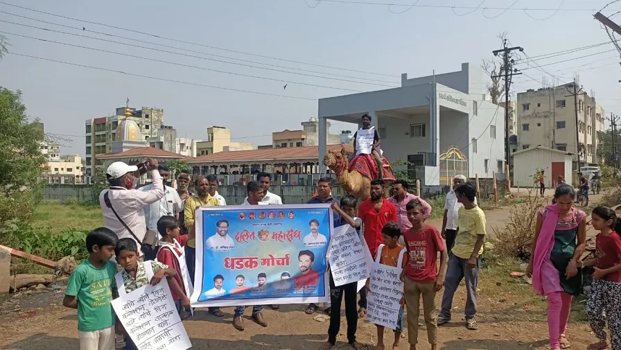 गांधीनगरात काढला उंटावरून धडक मोर्चा