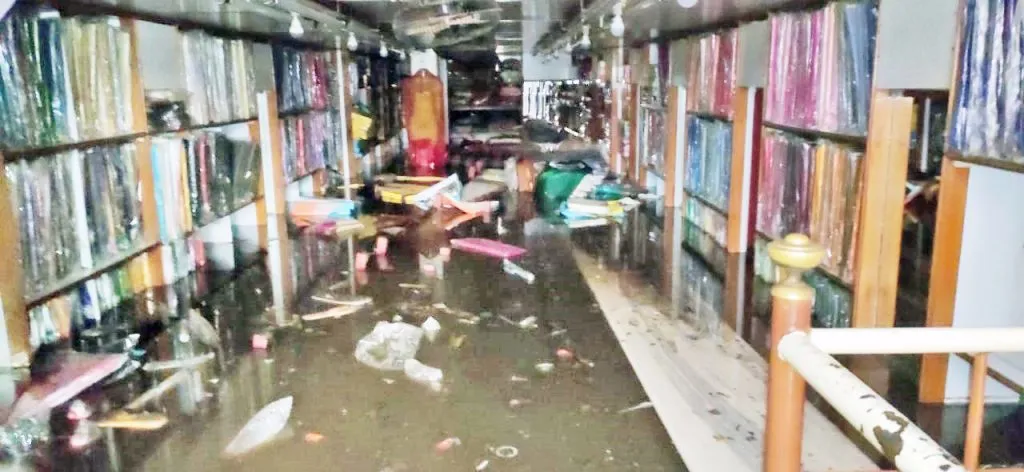 शहापूर येथे पावसाचे पाणी दुकानात शिरून नुकसान