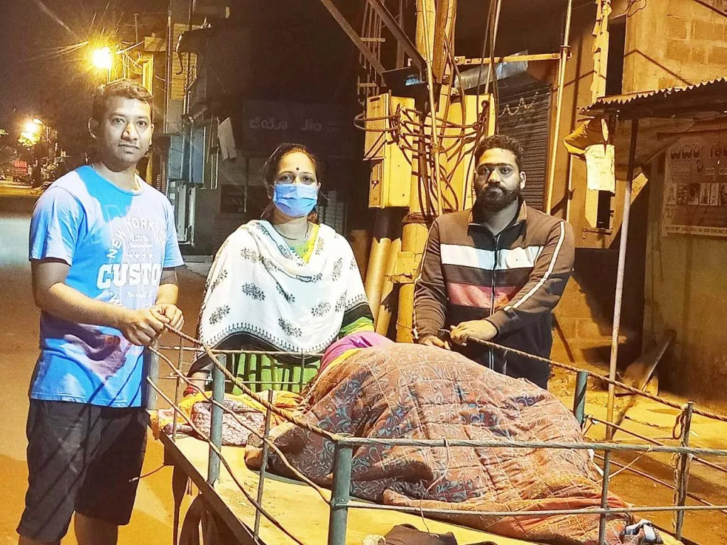 वृद्धेला सामाजिक कार्यकर्त्यांनी मिळवून दिला आसरा