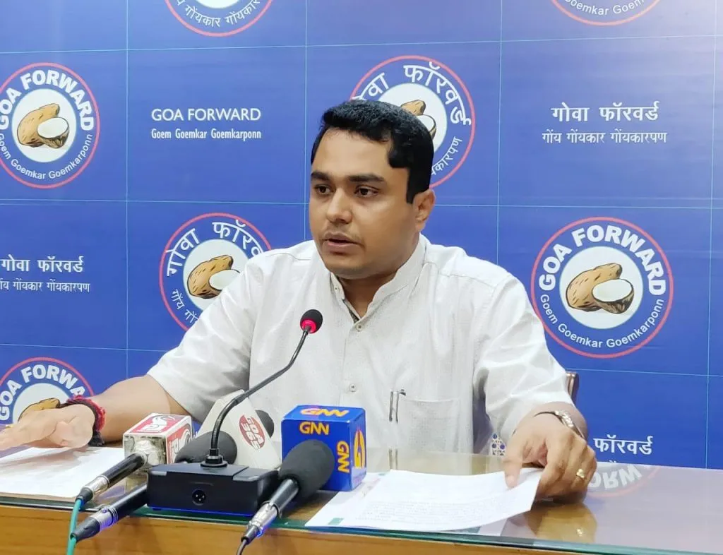 दामोदर नाईक यांच्याकडून सरकारी कर्मचाऱयांना धमक्या