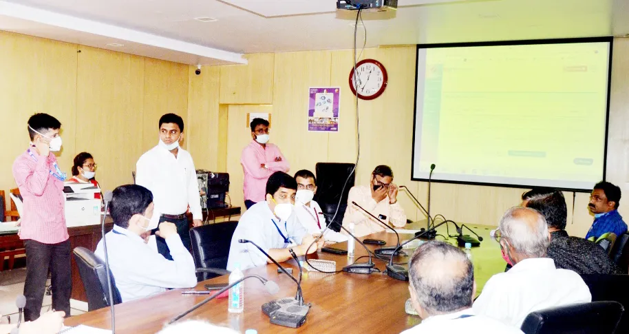 मतदान प्रक्रियेबाबत जिल्हाधिकारी कार्यालयात प्रात्यक्षिक