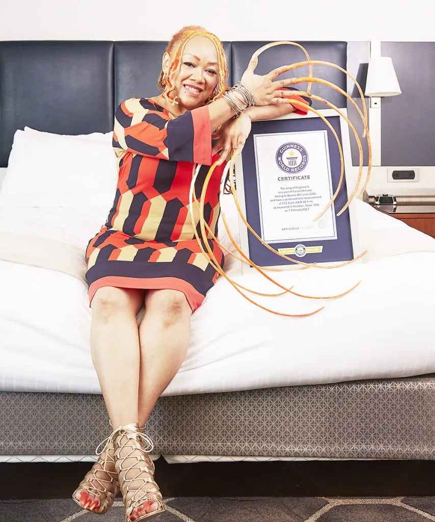 आयनाने अखेर कापली स्वतःची नखे