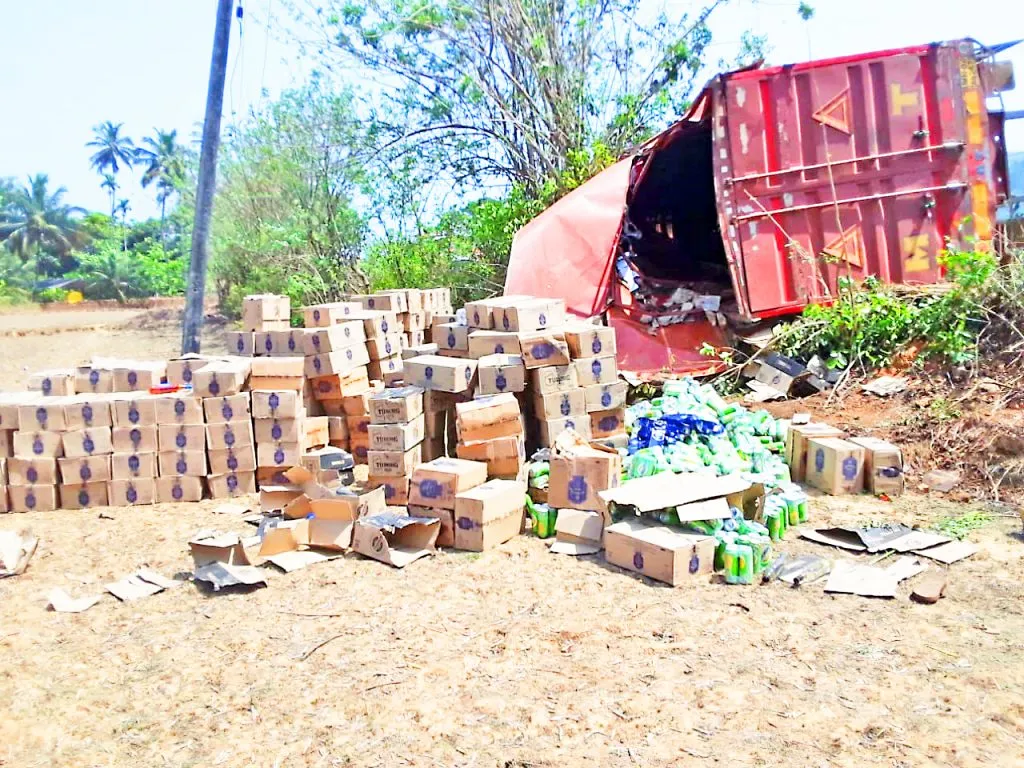 बेकायदा दारू वाहतूक करणारा कंटेनर उलटला