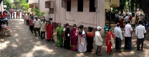 लसीकरणासाठी केंद्रांवर रांगा अन् वादावादी