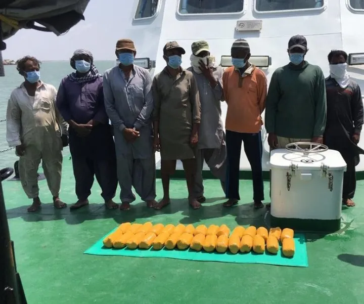 30 किलो हेरॉईनसह 8 पाकिस्तानी नागरिकांची बोट पकडली