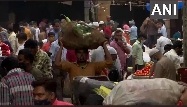 दिल्लीतील दरियागंज मार्केटमध्ये नागरिकांची अलोट गर्दी