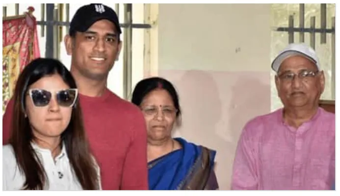 एम. एस. धोनीच्या आई – वडिलांना कोरोनाचा संसर्ग