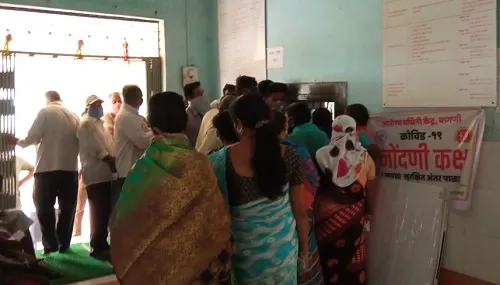 सांगली : बागणी प्राथमिक आरोग्य केंद्रातच सोशल डिस्टन्सचा फज्जा