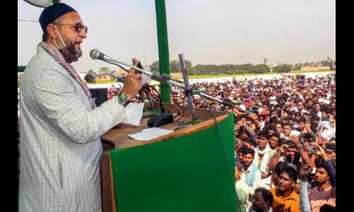 मोदी-ममता दोघेही निशाण्यावर