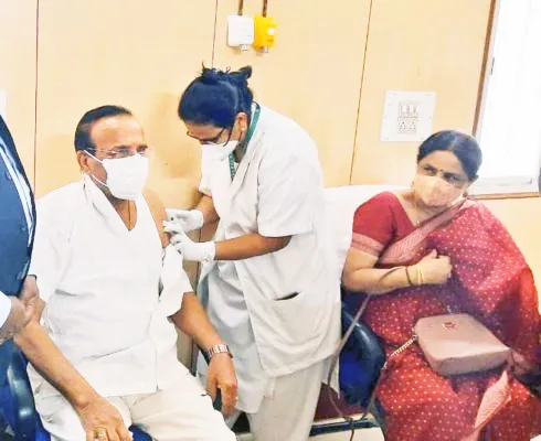 केंद्रीयमंत्री सदानंदगौडा यांनी घेतला लसीचा दुसरा डोस