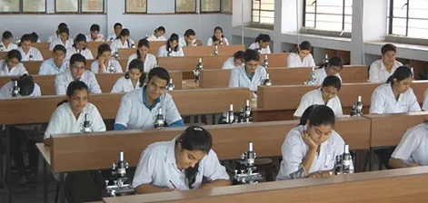 लस न घेतलेल्या विद्यार्थ्यांना वर्गात प्रवेश न देणे चुकीचे