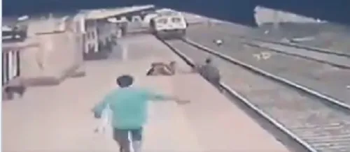 Video :अंध माऊलीच्या हातातला चिमुकला चालताना अचानक रेल्वे ट्रॅकवर पडला आणि तेवढ्यात रेल्वे आली, मग जे झाले….