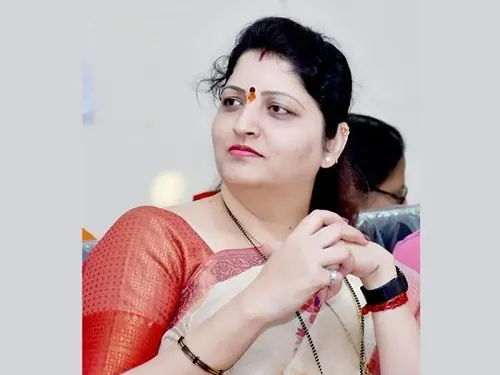 रुपाली चाकणकरांनी गृहमंत्र्यांकडे केली देवेंद्र फडणवीसांना अटक करण्याची मागणी