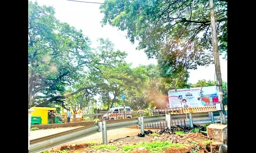 रुग्णवाहिकांसाठी बॅरिकेड्सचा नियम शिथील