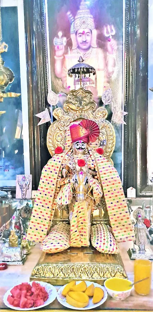 राजेशाही पोशाखात जोतिबाची विशेष पूजा