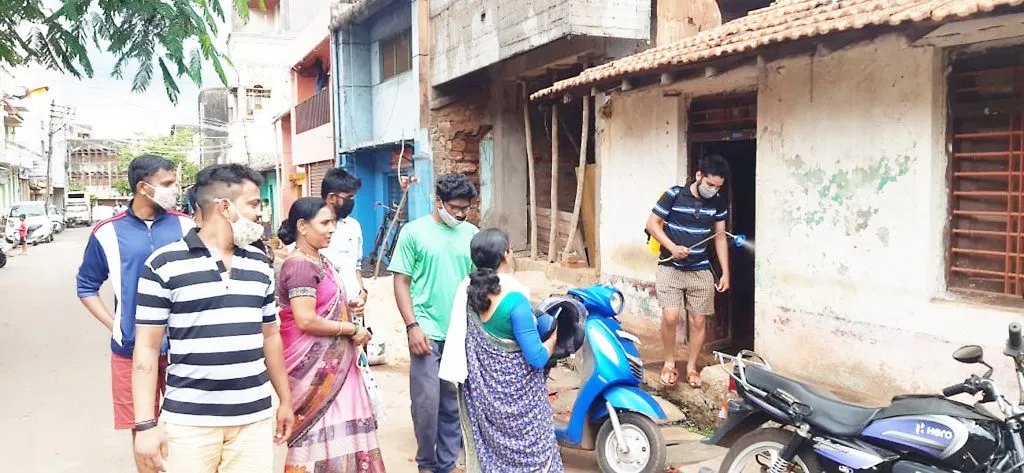 शिवगणेश युवक मंडळातर्फे गल्लीचे निर्जंतुकीकरण