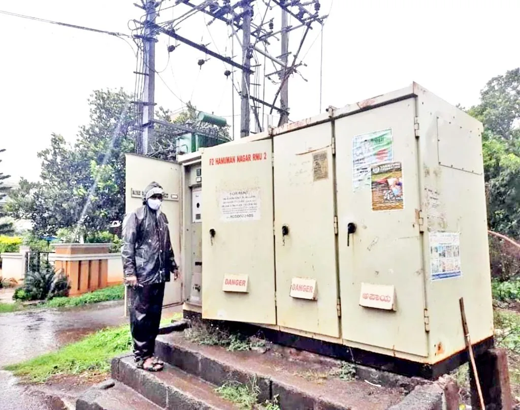 भर पावसातही त्यांची सेवा सुरूच