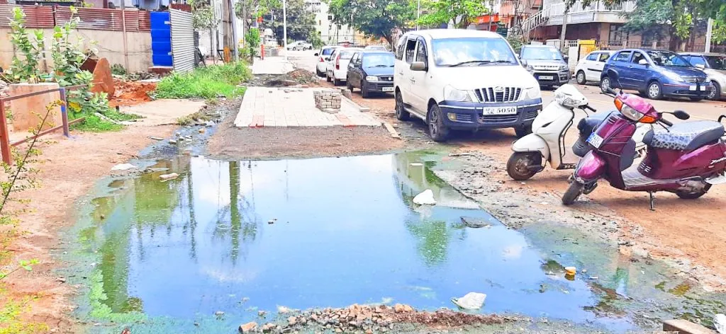 कोल्हापूर क्रॉसजवळ रस्त्यावर सांडपाण्याचा तलाव