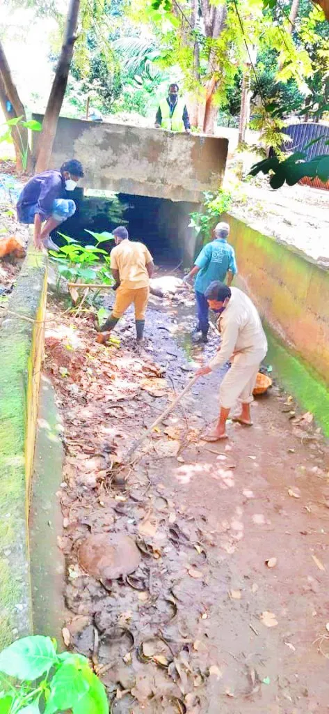 स्वामी विवेकानंदनगर परिसरात नाला स्वच्छता