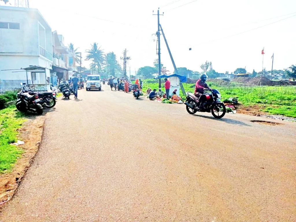 यमनापूर, गौंडवाड रस्त्यावर बिनधास्त भाजीविक्री