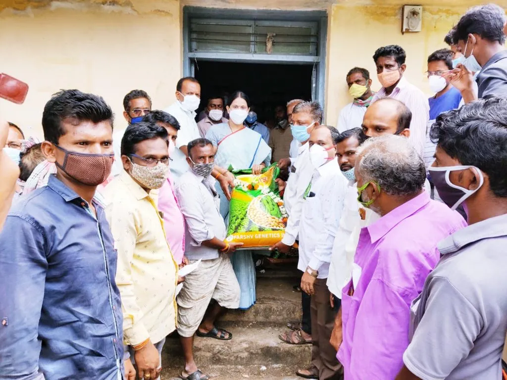 आमदार लक्ष्मी हेब्बाळकर यांच्यातर्फे शेतकऱयांना बियाणे वाटप