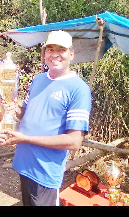 वीज खात्याने केला घात… वीजेचा खांब कोसळून एक ठार, एक गंभीर