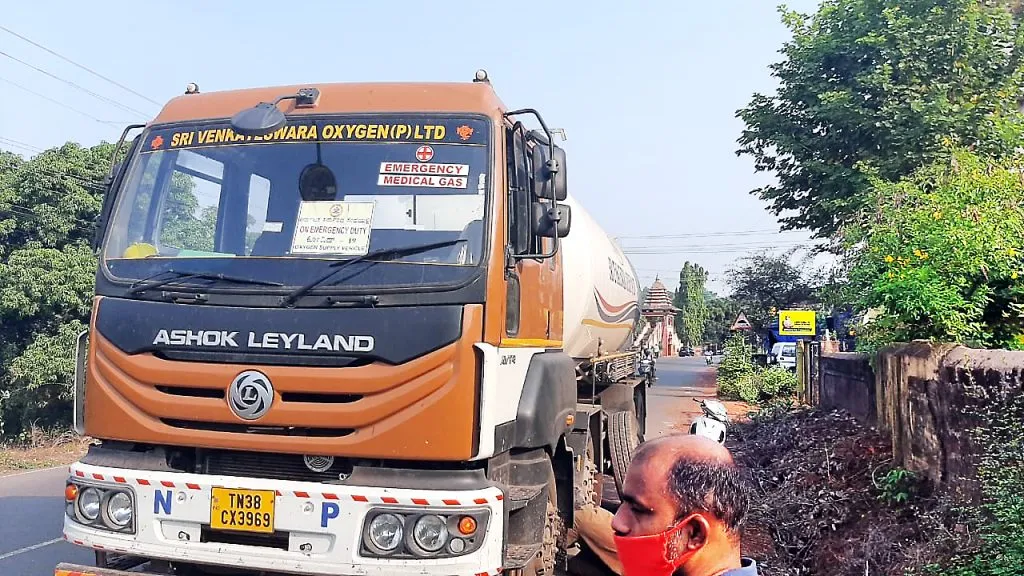 पंक्चरमुळे लॉकडाऊन ऑक्सिजनवाहू टॅकरला गावकरने दिला मदतीचा हात