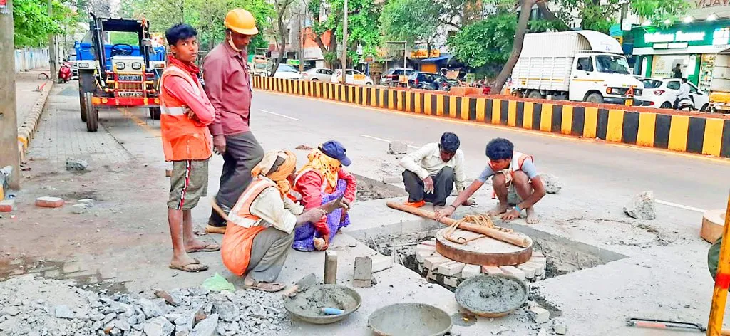 ड्रेनेज चेंबरची उंची वाढविण्याचे काम युद्धपातळीवर