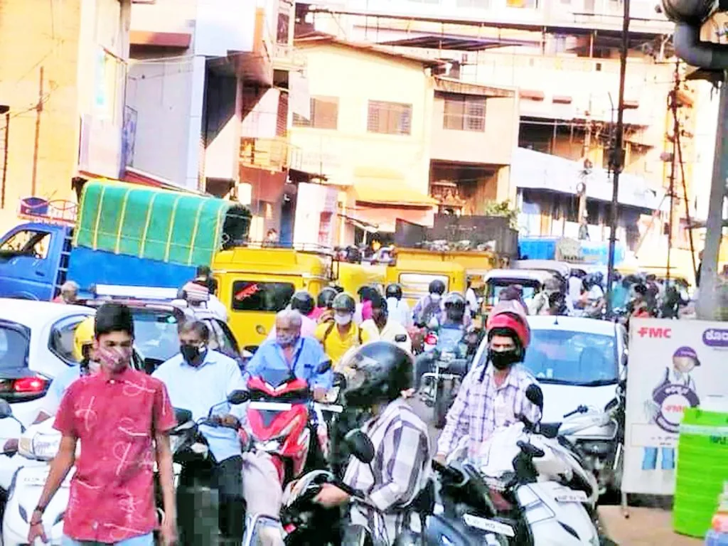 रविवारीही खरेदीसाठी नागरिकांच्या रांगा