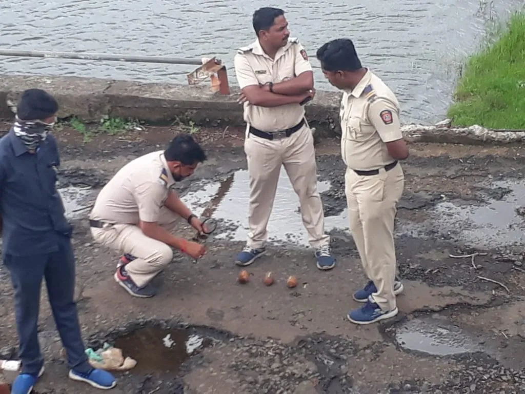 कोयना नदीत सापडले तीन ग्रॅनाईट बॉम्ब; जिल्ह्यात खळबळ
