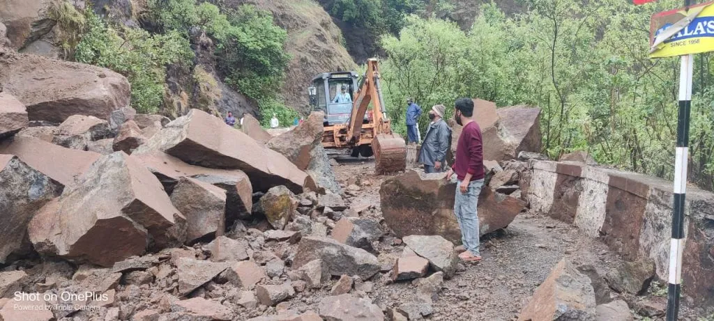 आंबेनळी घाटात दरड कोसळली