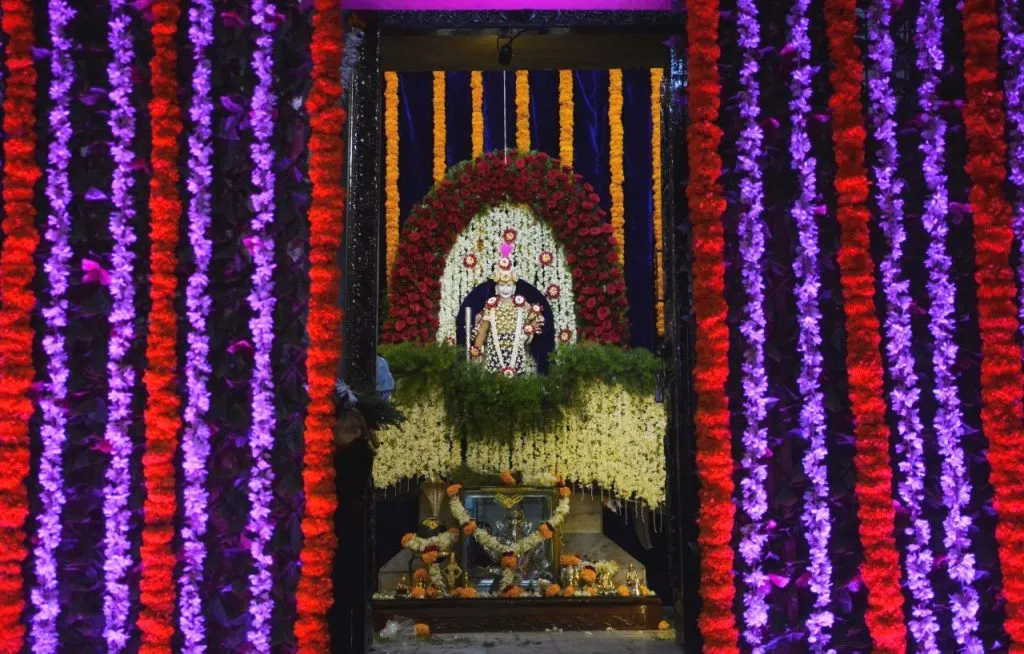 चंदन उटी आणि मोगऱ्याच्या शेकडो फुलांनी सजला ‘श्री स्वामी समर्थ मठ’