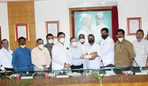 सातारच्या मेडिकल कॉलेजसाठी सातारा जिल्हा बँकेमार्फत १५ लाखाचा धनादेश !