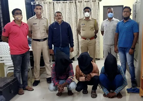 शिरोळ येथे हल्ला करून फरारी तिघा संशयितांना घेतले ताब्यात