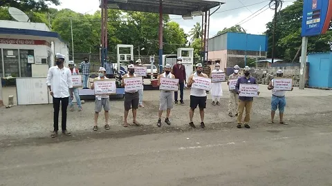 आम आदमी पार्टी तर्फे सर्व पेट्रोल पंपावर चड्डी बनियान आंदोलन