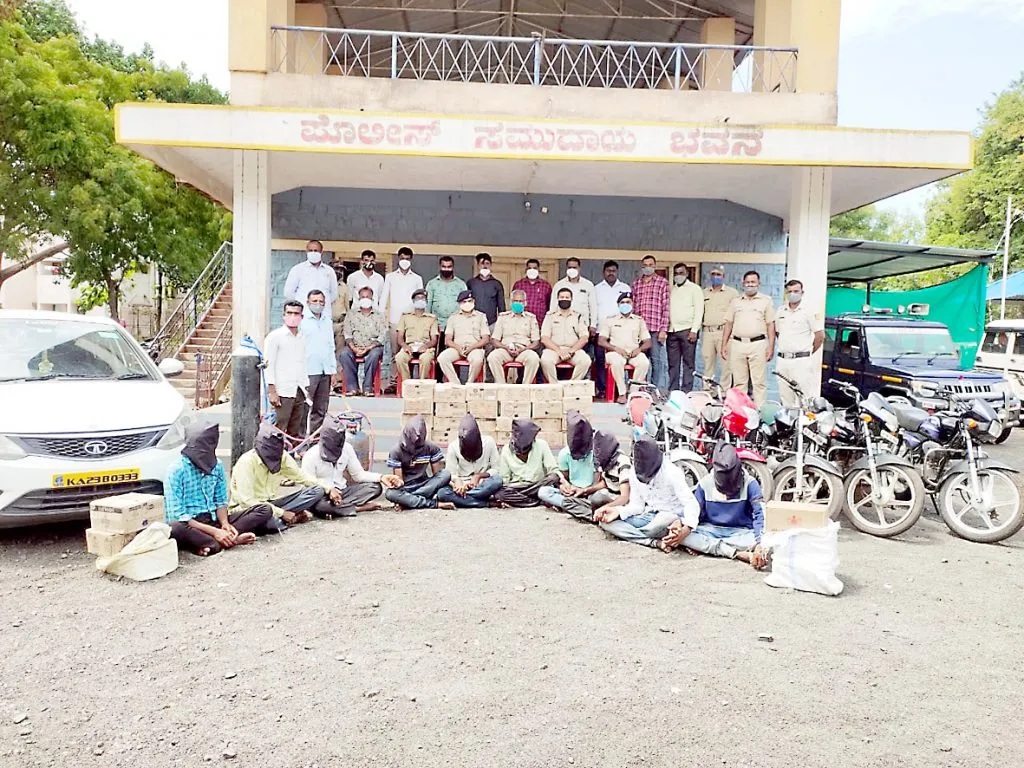 दरोडेखोरांच्या टोळीतील दहा जणांना अटक