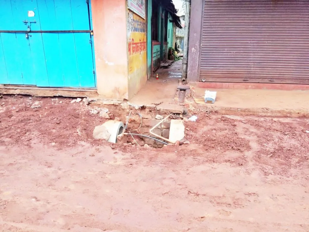 काम पूर्ण होण्यापूर्वीच पाईपलाईनवर घातली माती