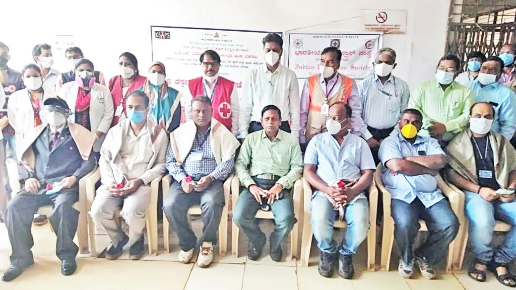 जागतिक रक्तदान दिनानिमित्त रेडक्रॉसतर्फे रक्तदात्यांचा सत्कार