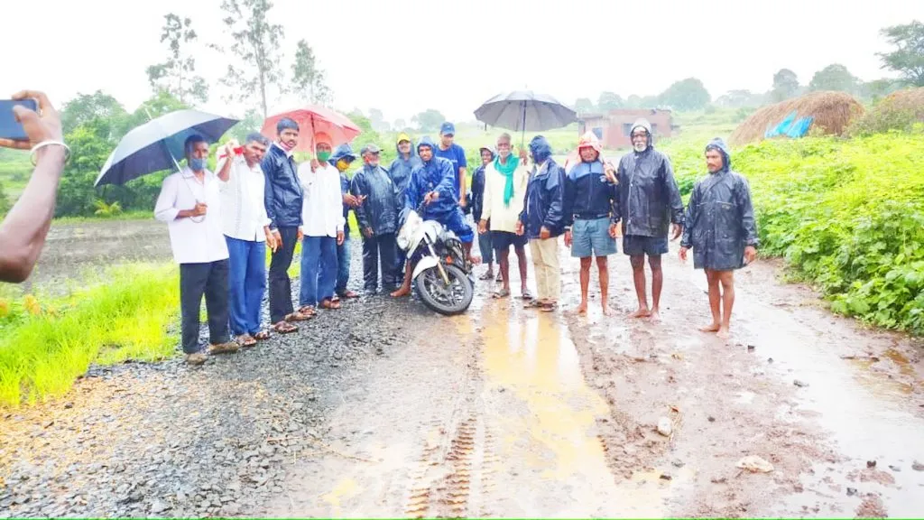 बस्तवाड-धामणे रस्ता तातडीने दुरुस्त करा