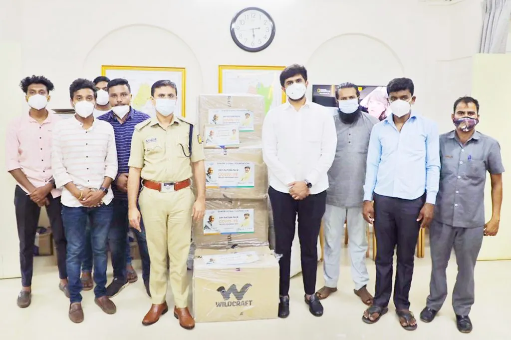 सिदनाळ फौंडेशनतर्फे मास्क, सॅनिटायझरचे वाटप