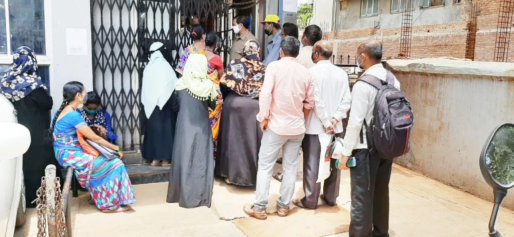 अनलॉकनंतर बँकांच्या गर्दीत वाढ