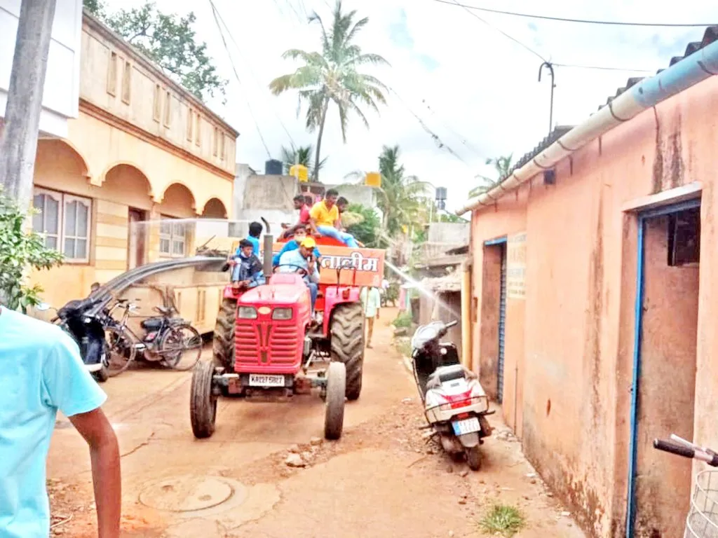 जुने बेळगाव परिसरात युवकांनी केले निर्जंतुकीकरण
