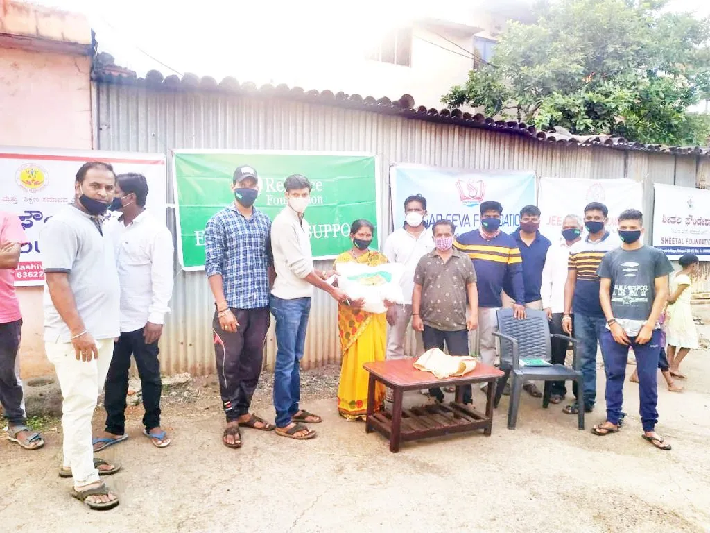 हलगा गावातील गरजू नागरिकांसाठी सरसावले मदतीचे हात